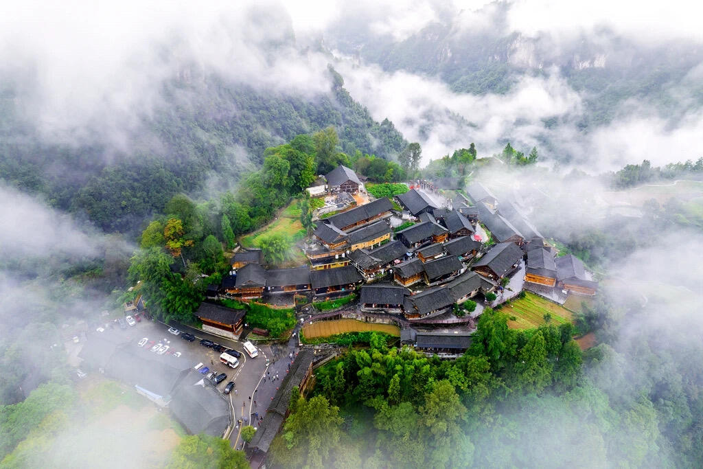 吉斗苗寨 雄鹰背上的苗寨